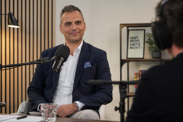 KI-gestaltete Illustration: Andreas Klein im Gespräch bei einer Interview-Aufnahme